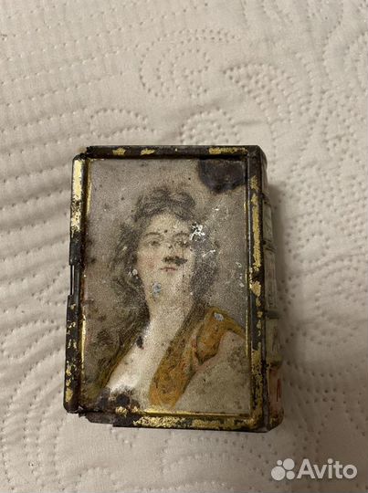 Старинная жестяная банка