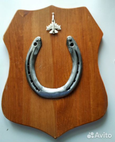 Панно подкова на счастье с копией истребителя Су-5