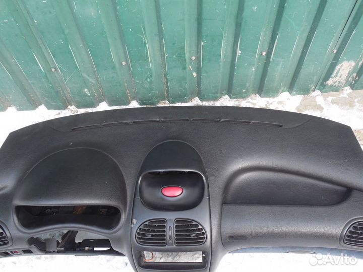 Торпедо панель салона Пежо 206