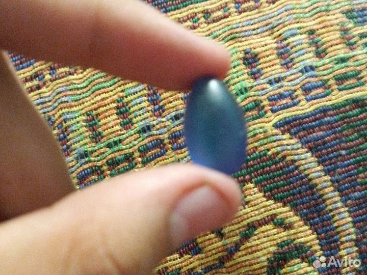 Красивый темно-синий камень