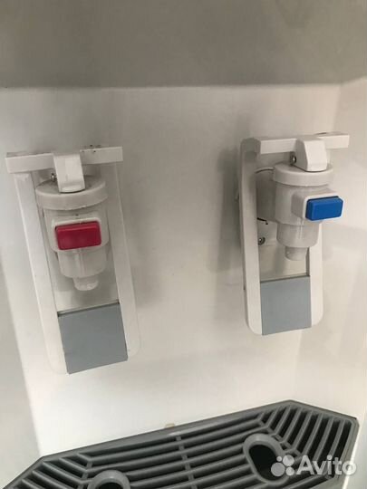 Кулер для воды напольный