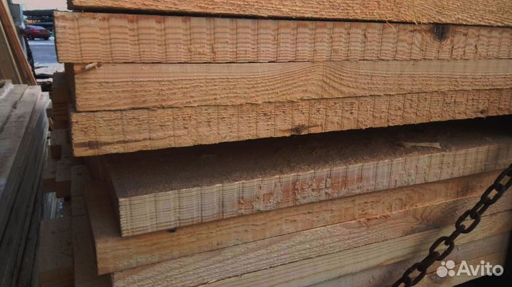 Доски сосны, прочные материалы для строительства