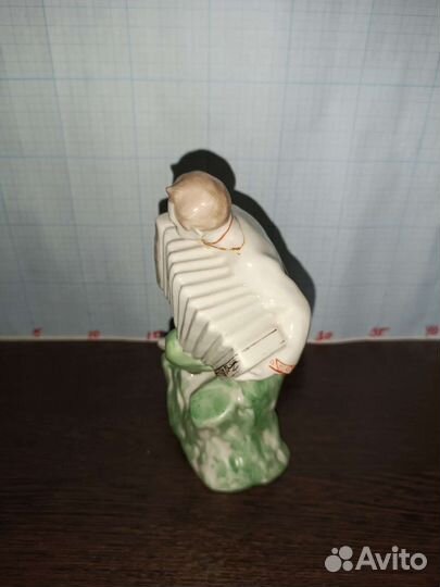 Фарфоровая статуэтка 