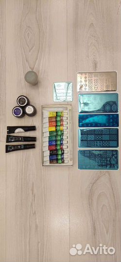 Втирки, стразы, блёстки, стемпинг, дизайн ногтей