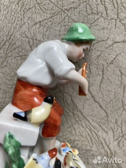 Фарфоровая статуэтка юноша (путти)с флейтой