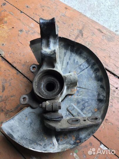 Цапфа передняя левая на Ауди-80 Б3