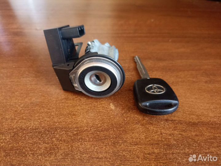 Личинка замка зажигания Toyota Avensis t 250