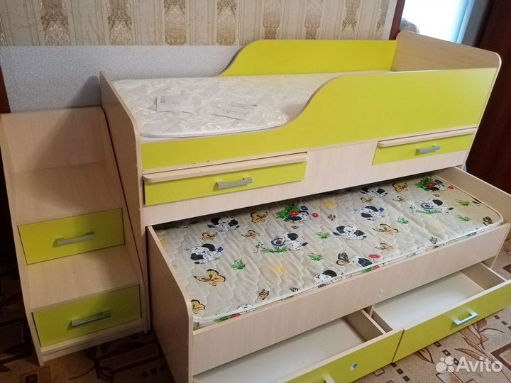 Двухъярусная кровать с матрасами