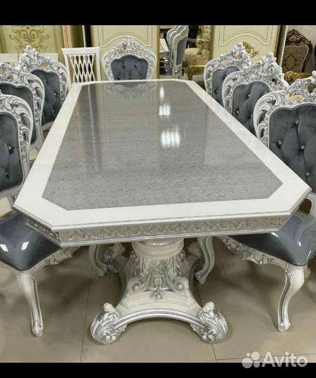 Кухонный стол и стулья