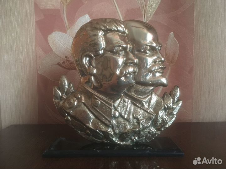 Барельеф Сталин-Ленин