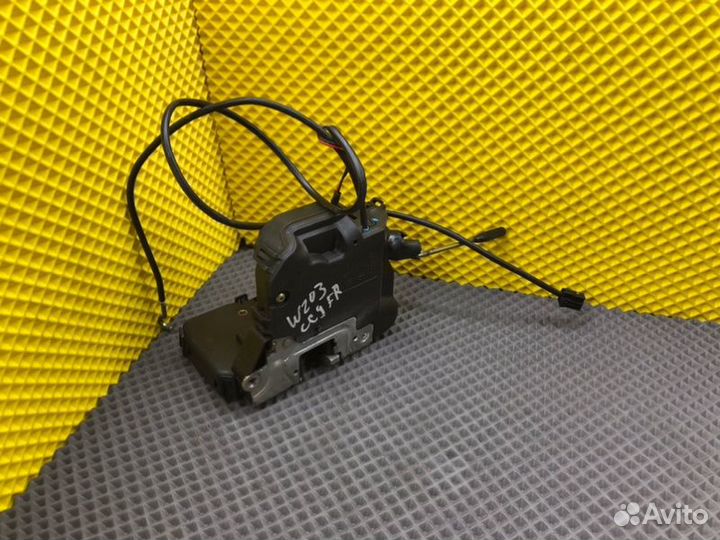 Замок двери передний правый Mercedes-Benz C-Class