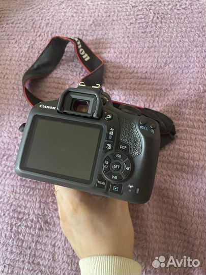 Зеркальный фотоаппарат canon EOS 2000d