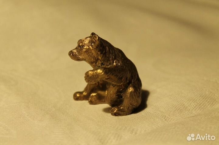 Фигурка медведя из серебра с бриллиантовыми глазам
