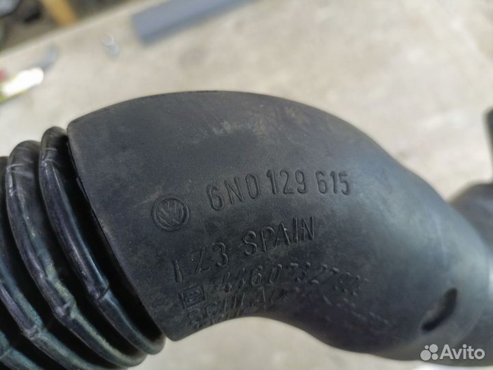 Патрубок воздушн.фильтра с дефектом Volkswagen AEE