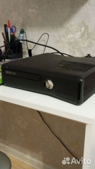 Xbox 360 е 250гб+беспроводной гейпад+5 дисков