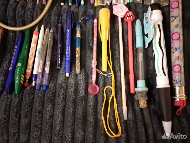 Синие ручки,простые карандаши,ластики,точилки