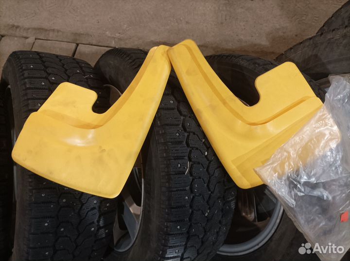 Брызговики жёлтые