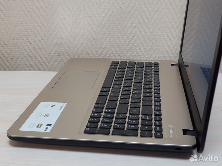 Ноутбук Asus на Core i3 7020U с MX110 2Gb