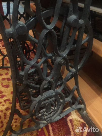 Швейная машина на чугунной станине