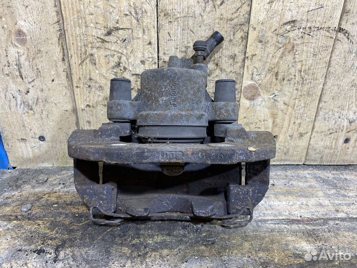 Суппорт передний правый Volvo S40, V50