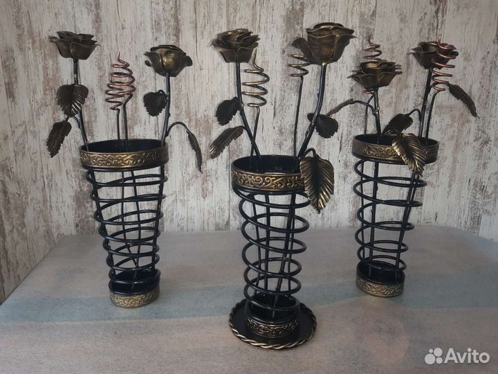 Ваза и розы из металла