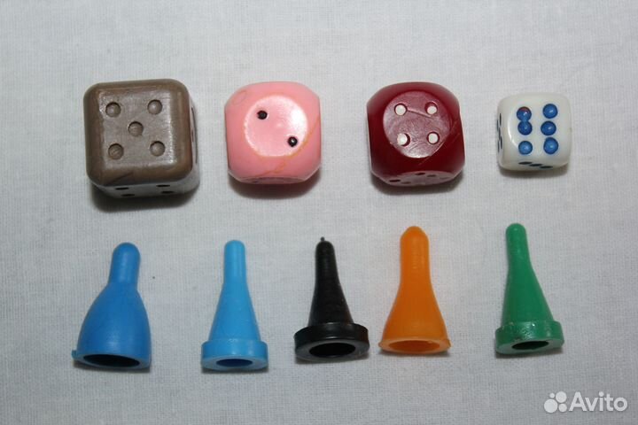 Шахматные фигуры, игровые кубики и фишки