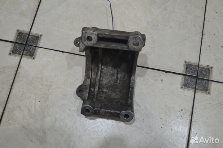 Кронштейн двигателя левый Volkswagen Touareg