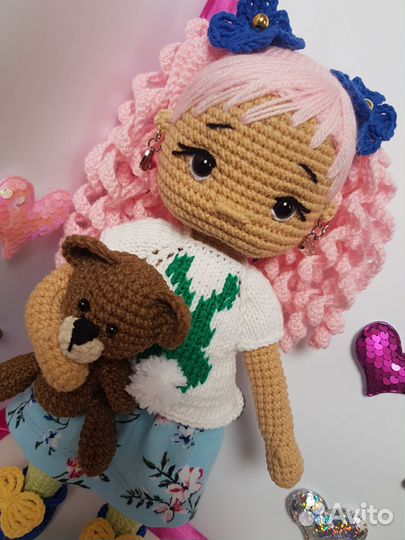 Вязаная игрушка кукла