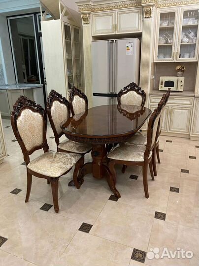Стол и стулья в гостиную. В наличии