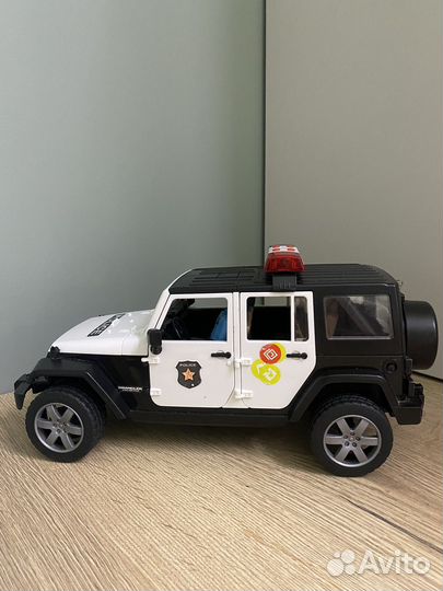 Внедорожник и эккаватор bruder