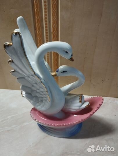 Статуэтка - сувенир лебеди