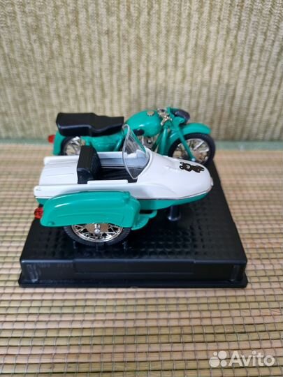 Модель мотоцикла 1:24. иж-Ю-2К