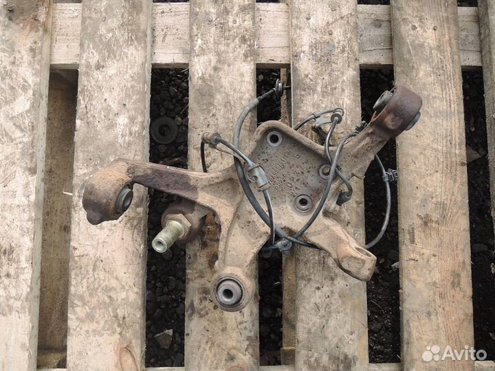 Кулак поворотный задний левый Mitsubishi Galant