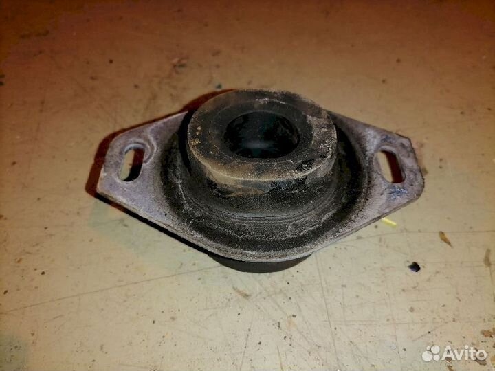 Опора двигателя (подушка двс) левая 1844 68 Peugeo