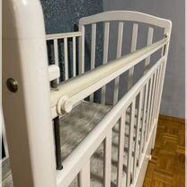 Детская кроватка с маятником и ящиком