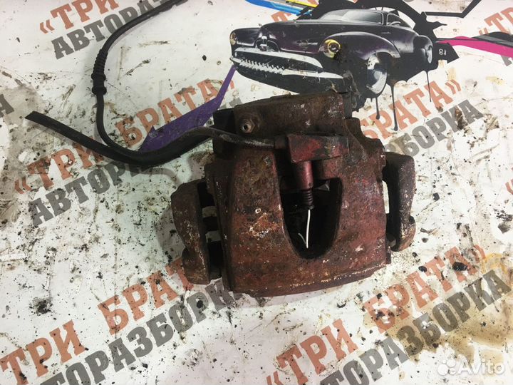 Мерседес E-Класс Суппорт передний Лев