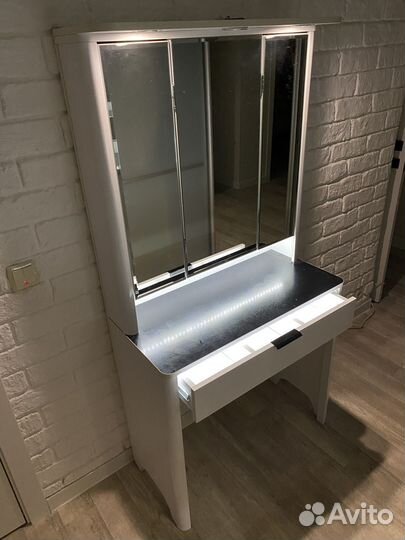 Туалетный столик с зеркалом и подсветкой