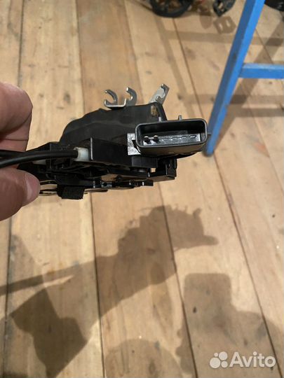 Замок двери передней левой Nissan Teana J32