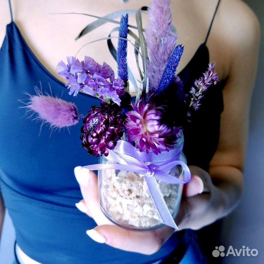 Фиолетовая баночка с сухоцветами