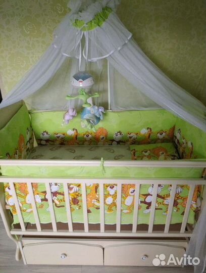 Детская кроватка с маятником и ящиками