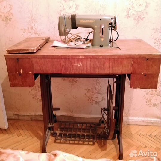 Швейная машинка Minerva Typ 124 со столом
