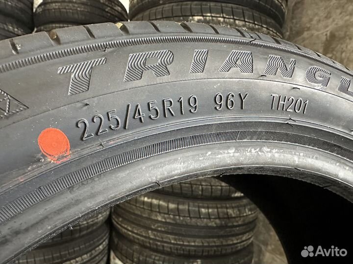 Triangle Sports TH201 225/45 R19