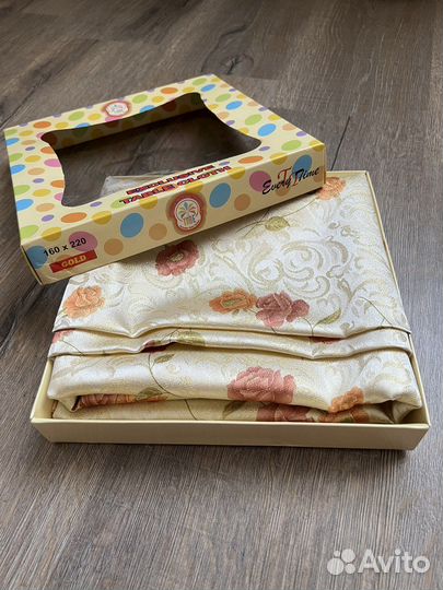 Скатерть «Розы в золоте» 160*220