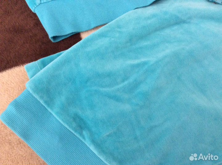 Очень красивый спортивный костюм из велюра