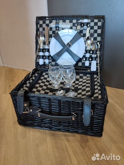 Набор для пикника в плетеном чемодане