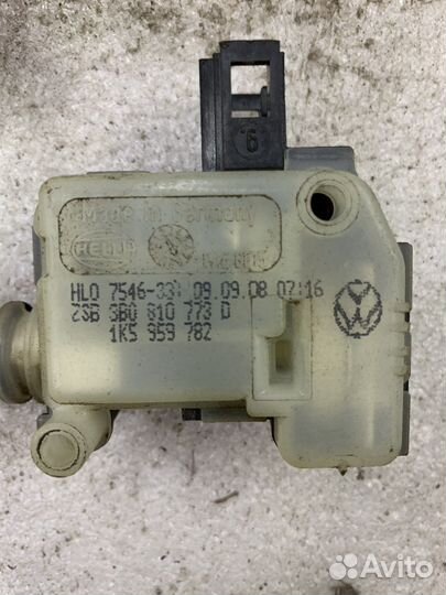 Замок двери багажника Skoda Octavia A4