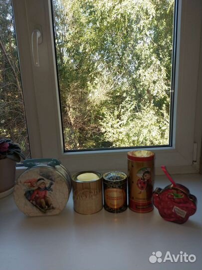 Жестяные банки с чаем