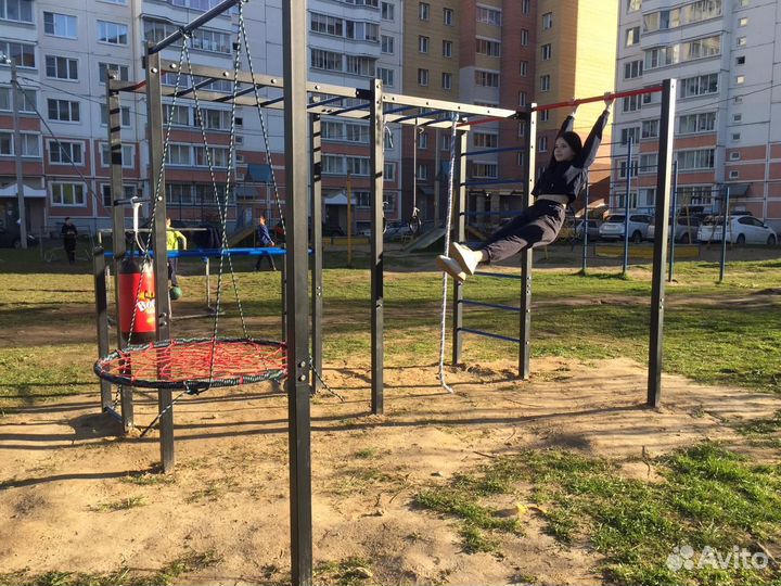 Уличный спорткомплекс с качелью