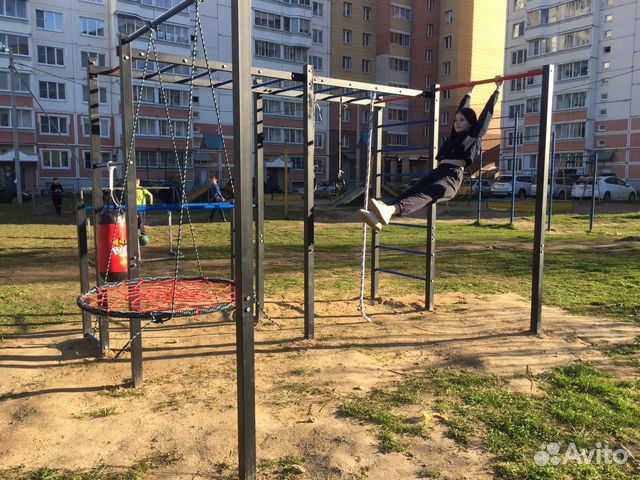Уличный спорткомплекс с качелью