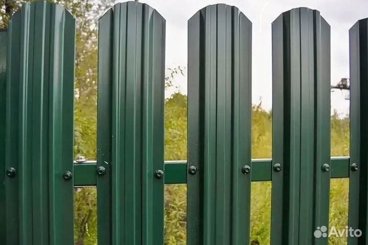 Забор из евроштакетника работа по договору качеств